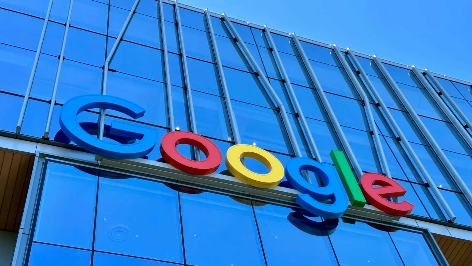 Warren Buffett’s Berkshire Hathaway Pouring $10,000,000,000 Into Alphabet As Tech Giant Raises $80,000,000,000 for AI Infrastructure